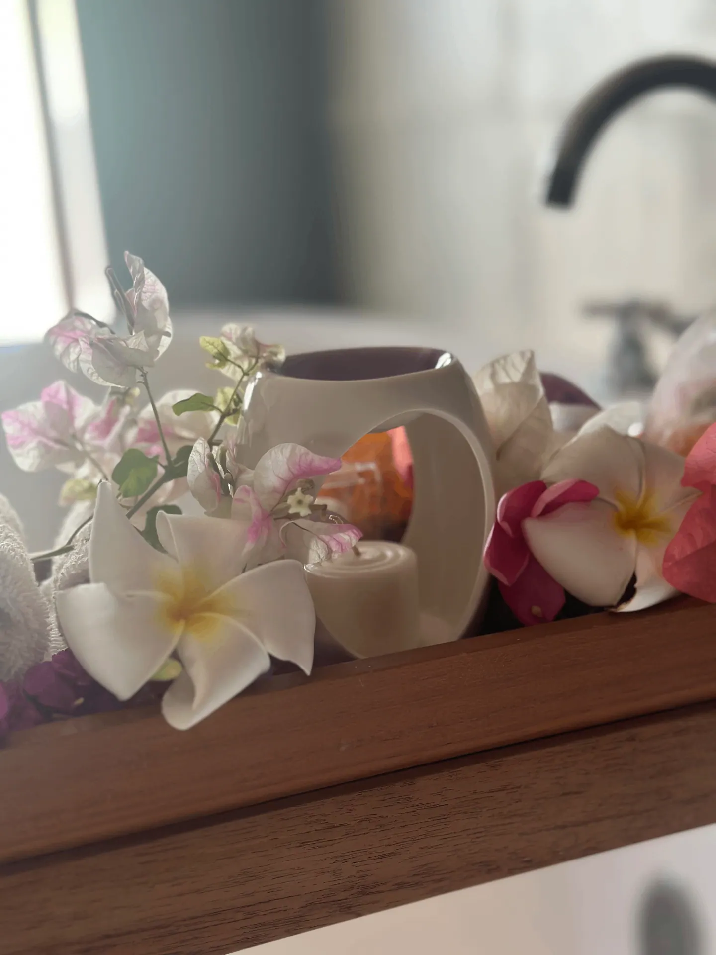 Ceramic oil burner with frangipani and bougainvillea by the bath