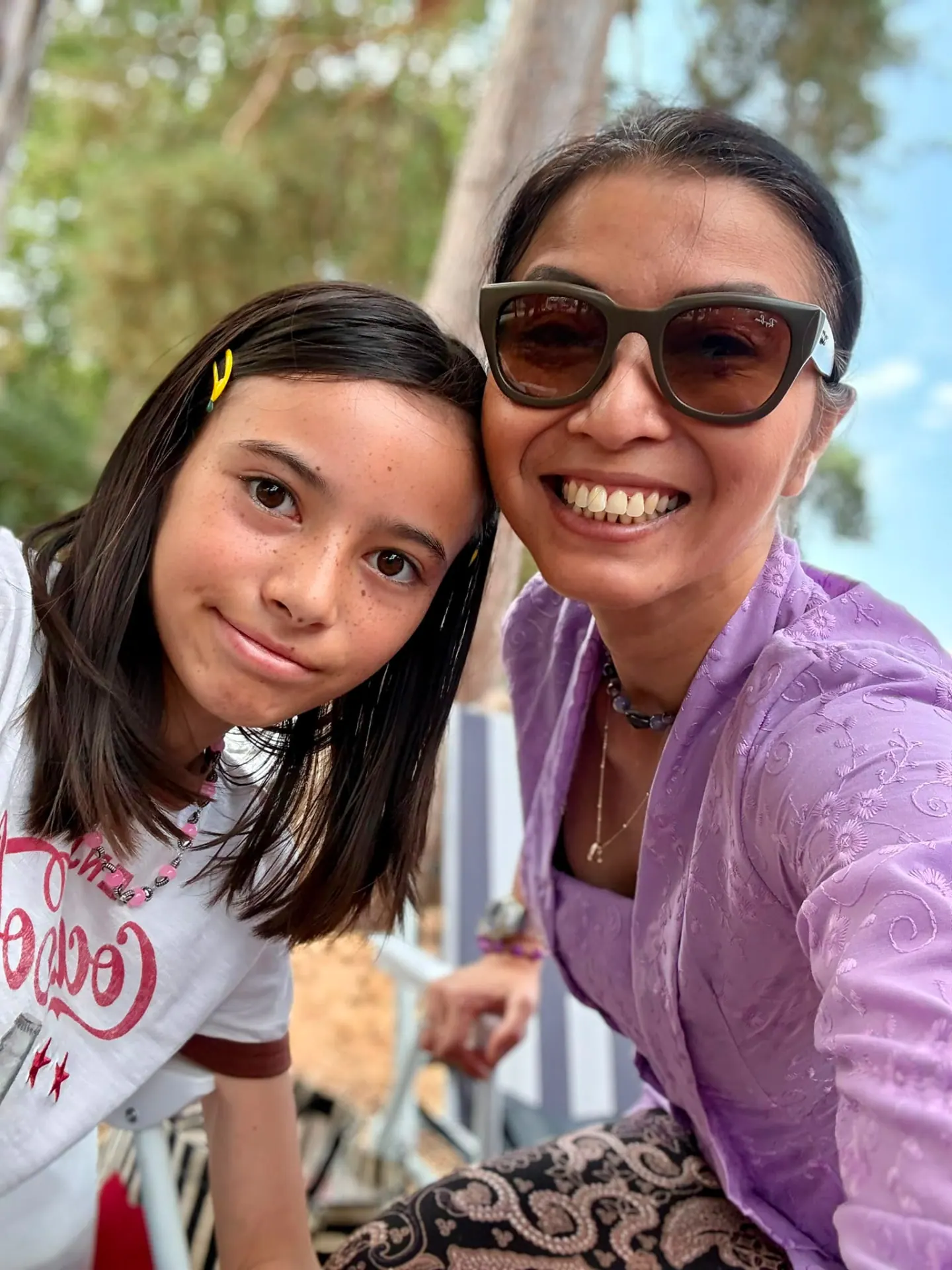 Dini and daughter Charlotte smiling together at the Mandi7 stall